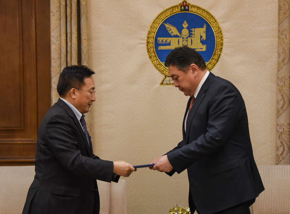 Хөдөлмөрийн тухай хуульд нэмэлт, өөрчлөлт оруулах тухай хуулийн төслийг өргөн мэдүүллээ