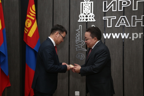 Монгол Улсын Ерөнхийлөгч Ц.Элбэгдорж анхан болон давж заалдах шатны шүүхийн шүүгч, ерөнхий шүүгчдэд үнэмлэх гардуулж үг хэлэв