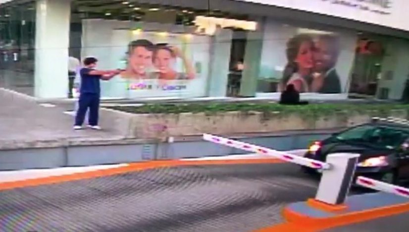 АНУ-ын консулын ажилтны биед буутай этгээд халджээ