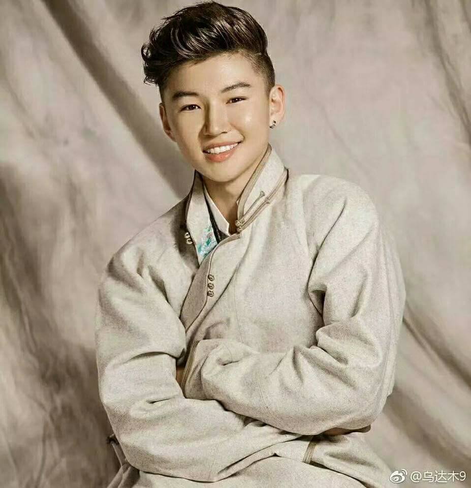 БИЧЛЭГ: Б.Уудам хүү Эдгар Муенала нар “Алсад суугаа ээж” дууг амилууллаа uudam3