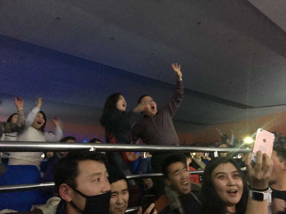 БИЧЛЭГ: Ард түмнийхээ дунд суугаад эрх чөлөөтэй “бут” авч явна Элбэгээ