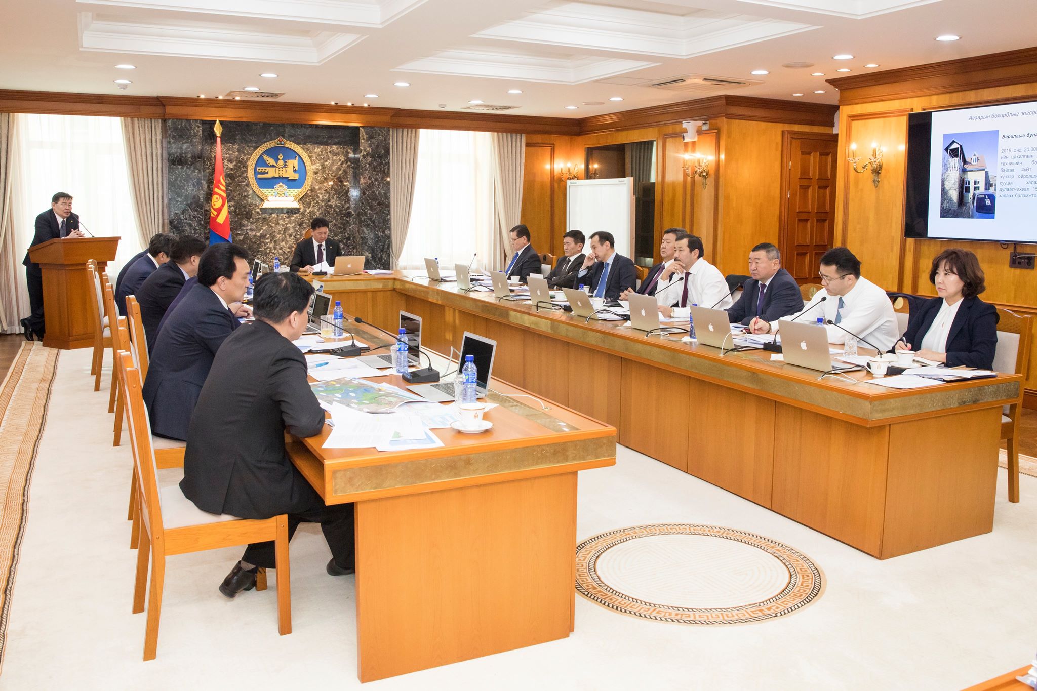 60 мянган айл өрхийг цахилгаан… 60 мянган айл өрхийг цахилгаан...