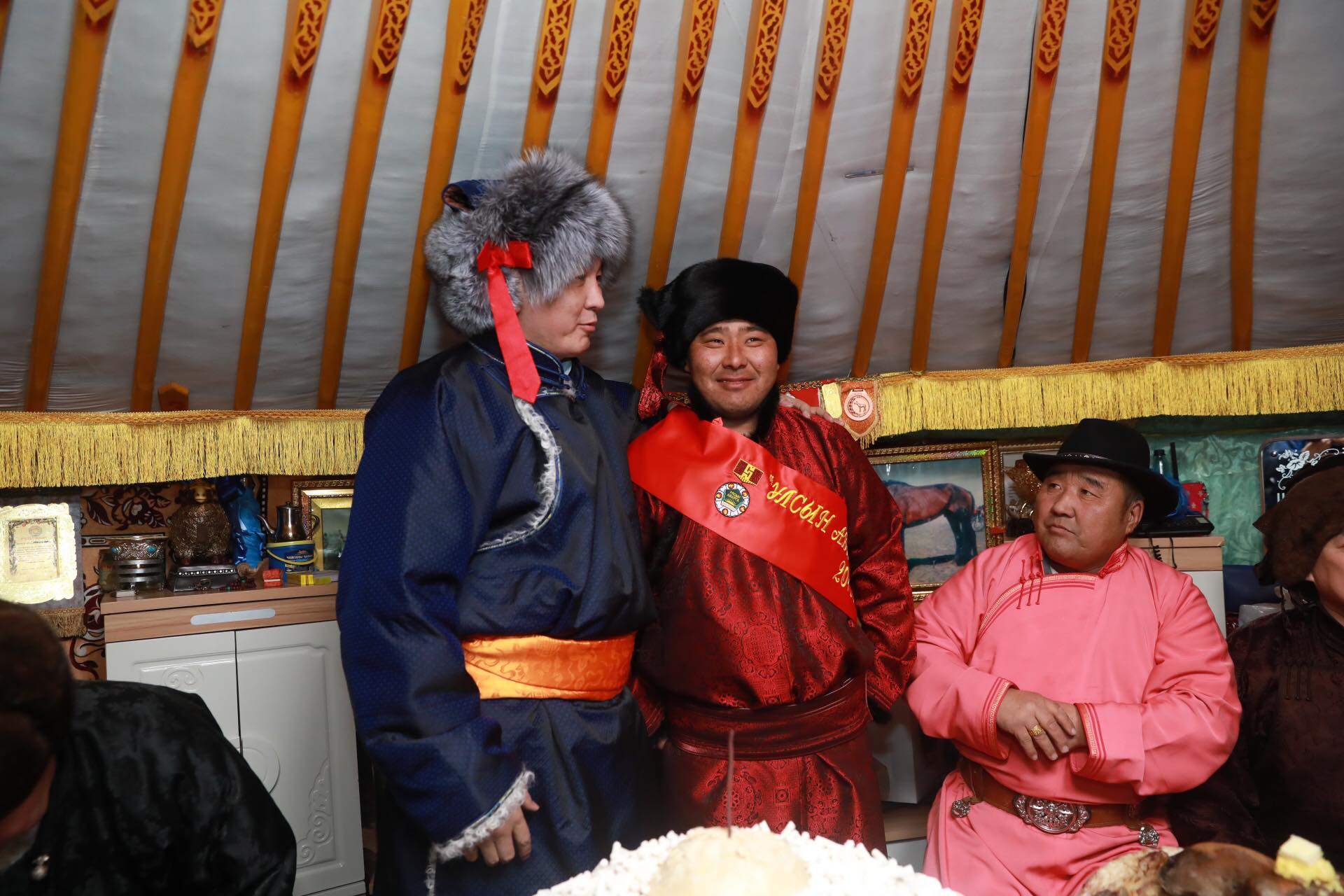 Монгол Улсын аварга малчдыг...