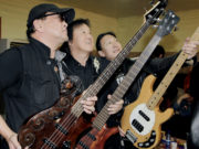 Монголын рок хөгжмийн цагийг эзэлсэн ГИТАРЧИД хэн бол… rokiin_gitarchid