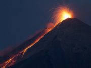 Гватемалд Галт уул оргилсноос их хэмжээний ГАМШИГ дагуулжээ Galt uul- Guatemala-fuego