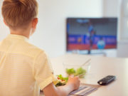 Зурагтын урд хооллох нь ТАРГАЛАЛТ үүсгэдэг buruu-hoollolt