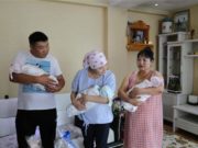 САЙН МЭДЭЭ: Нийслэлд гурван ихэр хүүхэд мэндэлжээ gurwan-iher-mendellee