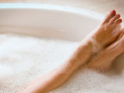 Хэт халуун усанд орох нь ядрааж, сульдаадаг… hot_bath