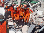 Индонез улсыг цунами нөмөрч, 832 хүн амиа алдлаа! Indonesia_tsunami