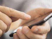 Малчид цаг агаарын мэдээллийг гар утсаараа авч байна tsag-agaariin-medee