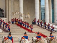 Их эзэн Чингис хааны хөшөөнд хүндэтгэл үзүүлэв mongol-baharhaliin-odor-01