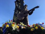 Ардчиллын дууч С.Цогтсайханы гэрэлт хөшөөнд цэцэр өргөлөө duuchin-tsogtsaikhan