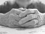 Өндөр настай эмээгээ зодож, танхайрчээ! emeegee-zodow