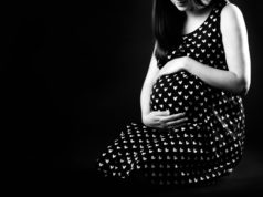 Сувилагчид хөөгдсөн жирэмсэн эмэгтэй, гадаа төржээ! jiremsen-eejiig-hoow