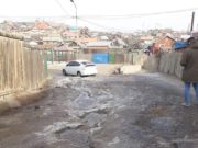 Халтираа гулгаа үүсээд буй мөсийг арилгаж дайрга асгав mos-togtlee