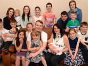 АНГЛИ: 13 хүүхэдтэй ч ТЭТГЭМЖ авахыг хүсдэггүй ээж 13-huuhedteйыi-eej