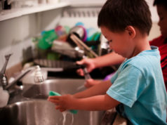 Зургаан настай хүүхдийг гэрийн ажилд дадуулах ЗӨВЛӨМЖ huuhdiin-humuujil