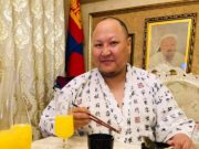 БИЧЛЭГ: Дуучин Т.Дэлгэрмөрөн 2000 юанийн үнэтэй хавч бэлэглэжээ duuchin-delgermoron