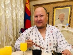 БИЧЛЭГ: Дуучин Т.Дэлгэрмөрөн 2000 юанийн үнэтэй хавч бэлэглэжээ duuchin-delgermoron