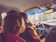 СЭРЭМЖИЛ: Орон нутгийн замд машины цонхоор хүүхэд унаж, амиа алджээ! huuhed-teewerleh