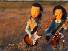 “The Hu” хамтлагт зориулж ХҮҮХЭЛДЭЙ урлажээ the-hu-hamtlag-01