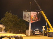 Зөвшөөрөлгүй сурталчилгааны самбарыг буулгаж эхэллээ! zowshoorolgui-sambar