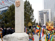 Нийслэлийн удирдлагууд Мэлхийт хөшөөнд хүндэтгэл үзүүлж, Сүлдэт хуураа цэнгүүллээ